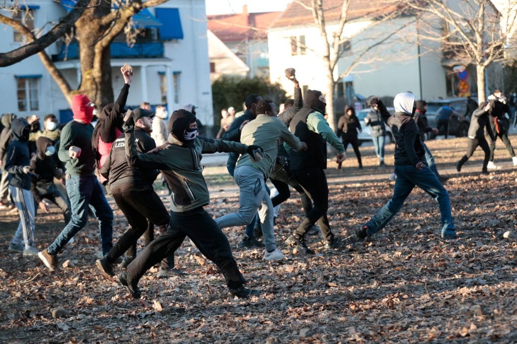 Wütende Migranten lieferten sich Straßenschlachten mit der schwedischen Polizei.