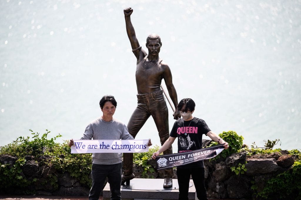 Der Geschäftsmann Baek Soon-yeob (l.) posiert gemeinsam mit Kim Pan-jun (r.), Vorsitzender des südkoreanischen Fanclubs
