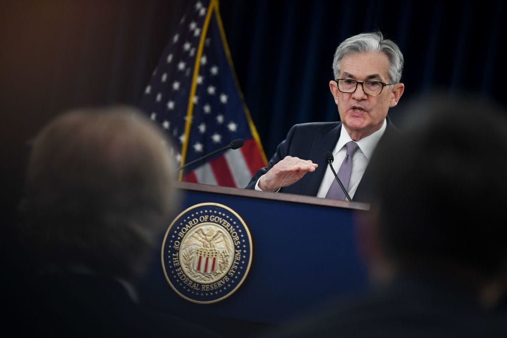 FED-Chef Jerome Powell warf zuerst die Gelddruck-Maschine an, jetzt erhöht er die Leitzinsen deutlich, um die Inflation in den Griff zu bekommen.