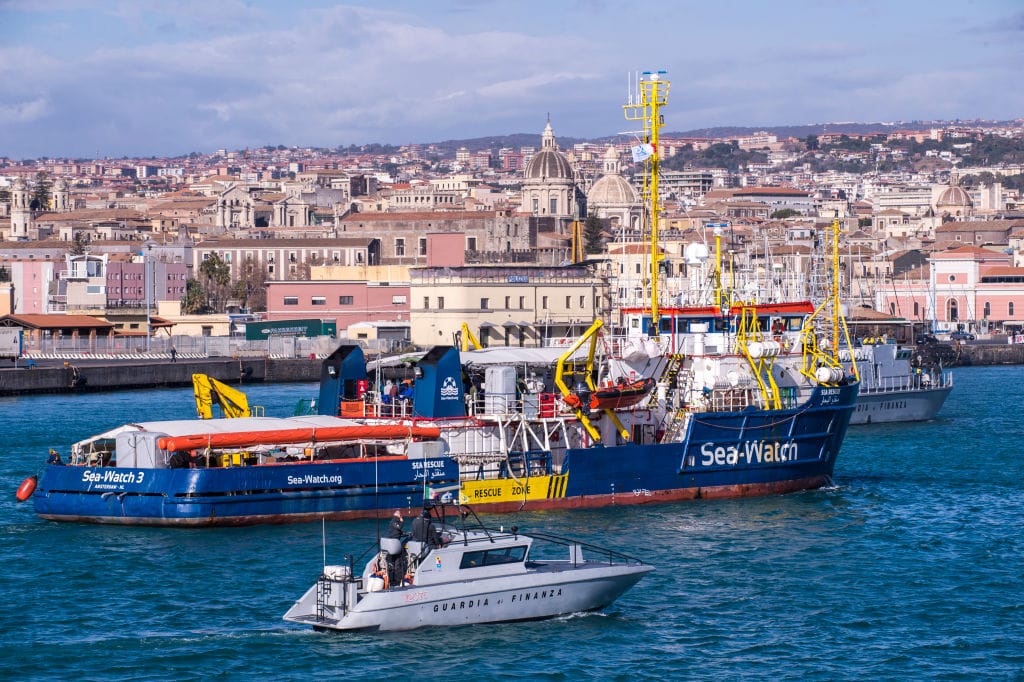 31. Jänner 2019: Begleitet von der Guardia di Finanza und der Küstenwache läuft das Schiff Sea-Watch mit 47 Migranten an Bord in den Hafen von Catania in Italien ein.
