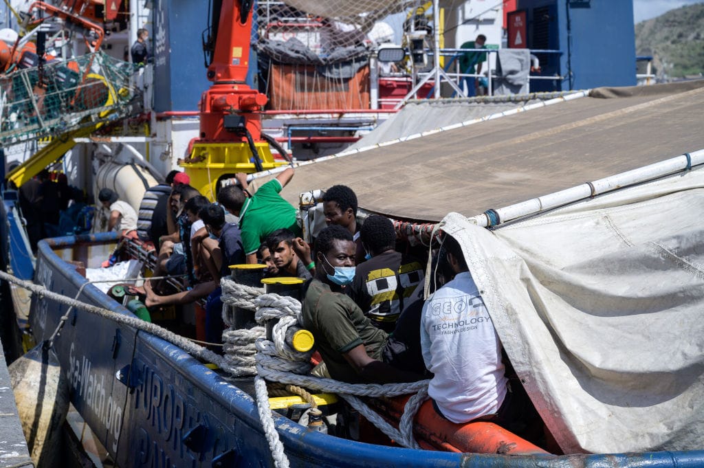 Die Sea-Watch 3 ist mit 428 Migranten an Bord im Hafen von Reggio Calabria angekommen.