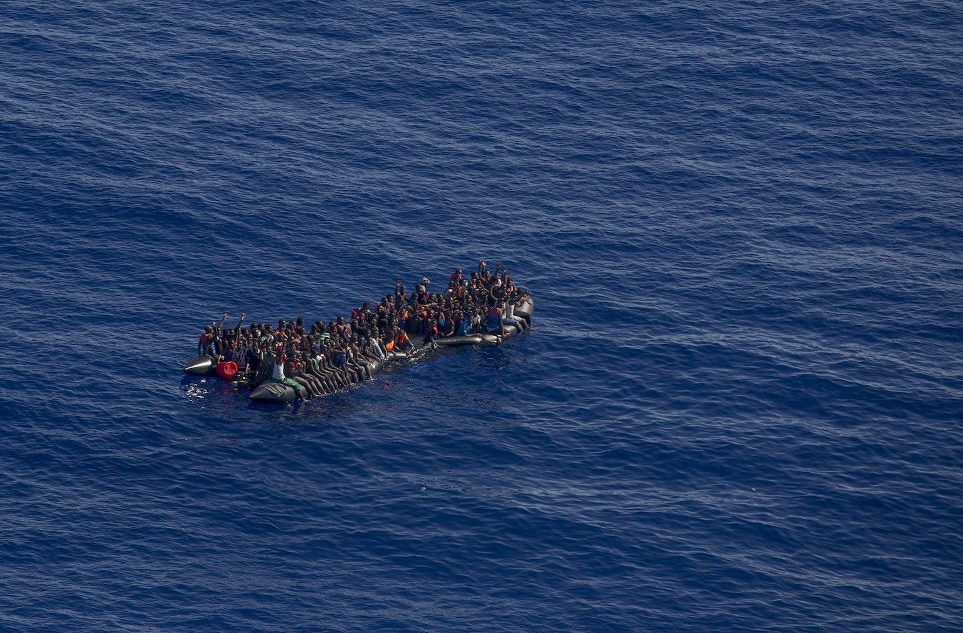 Das Foto stammt von der deutschen NGO Sea-Watch. Es soll dokumentieren, dass Hunderte von Migranten mit einem Schlauchboot im Mittelmeer gerettet werden. Über die Vor- und Nachgeschichte wird meistens nicht berichtet.