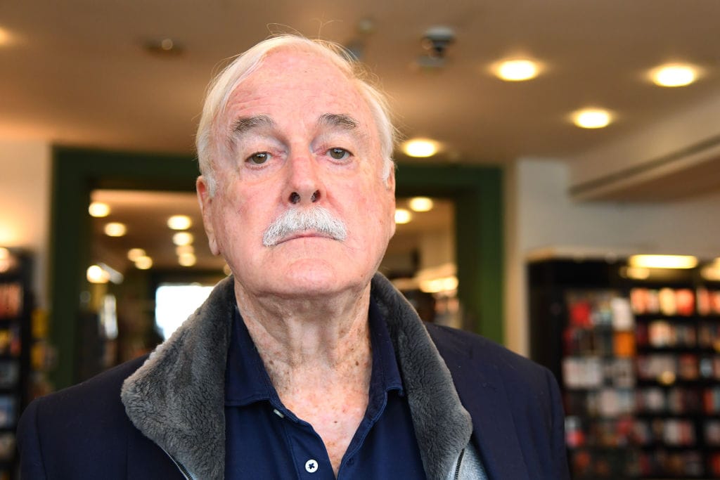 Müssen Kreativität und Humor politisch korrekt sein? Auf keinen Fall sagt John Cleese. Im Bild bei der Signierung seines Buchs „Creativity: A Short and Cheerful Guide“ am 10. September 2020 in London.
