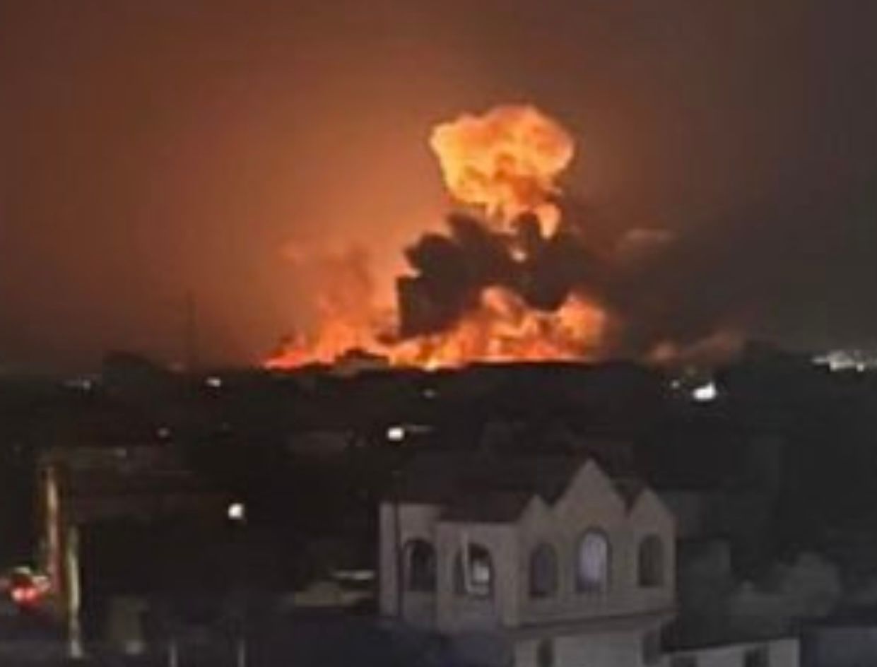 Erste Bilder aus dem Jemen zeigen eine gewaltige Explosion.