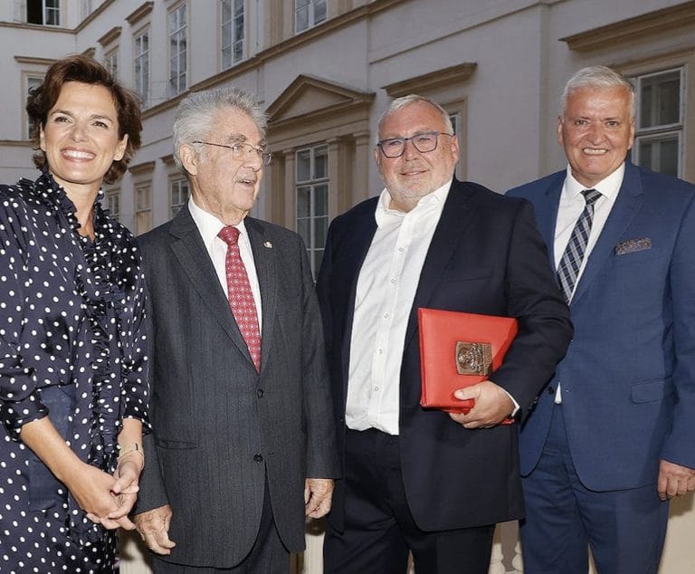 Alfred Gusenbauer (63) mit seiner Viktor-Adler-Plakette - neben ihm: Heinz Fischer, Pamela Rendi-Wagner und Niederösterreichs Ex-SPÖ-Chef Franz Schnabl.