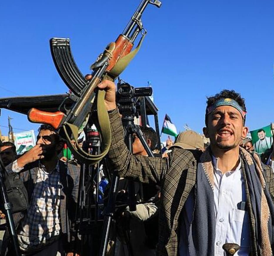 Überfallen oder beschießen Frachtschiffe in Roten Meer: die Houthi-Terroristen. Der Jemen erhielt 13,6 Millionen Euro Entwicklungshilfe aus Österreich.