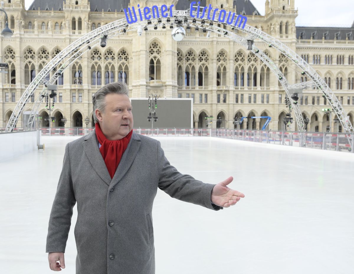 Bürgermeister Michael Ludwig besichtigt den Wiener Eistraum Mitte Jänner während der Aufbauarbeiten.