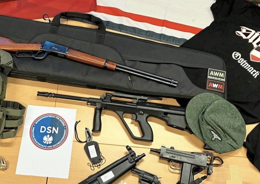 Ein Teil des Arsenals des verhafteten Neonazis - offenbar sind auch sogenannte Softair-Waffen dabei.