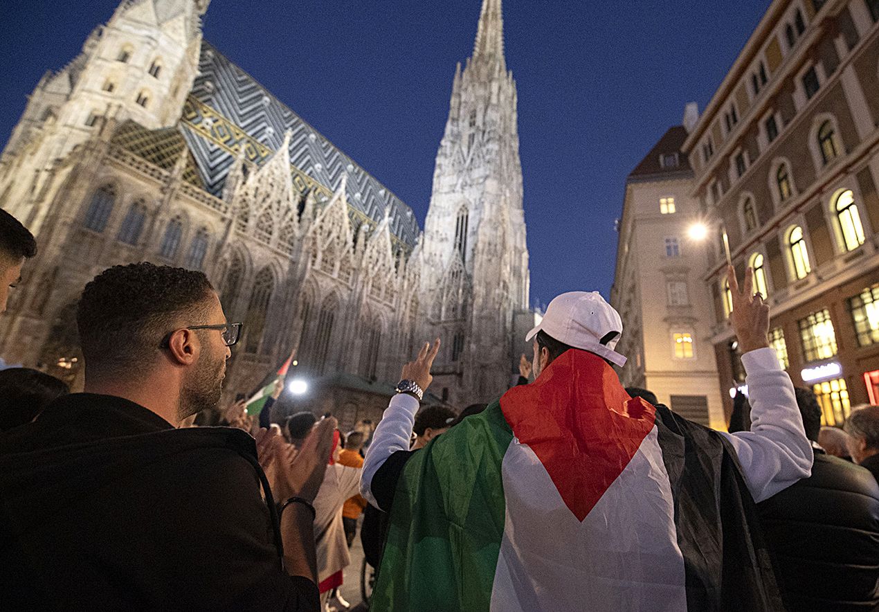 Schon vier Tage nach dem Massaker der Hamas-Mörderbanden sammelten sich Demonstranten zu einer Anti-Israel-Kundgebung am Wiener Stephansplatz.