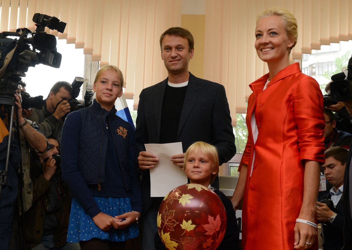 8. September 2013: Putins Gegenspieler Alexej Nawalny hält seinen Stimmzettel in einem Wahllokal während der Bürgermeisterwahlen in Moskau in der Hand. Mit dabei: seine Familie, Tochter Dascha (r.), Sohn Zakhar (l.) und Ehefrau Julia (r).