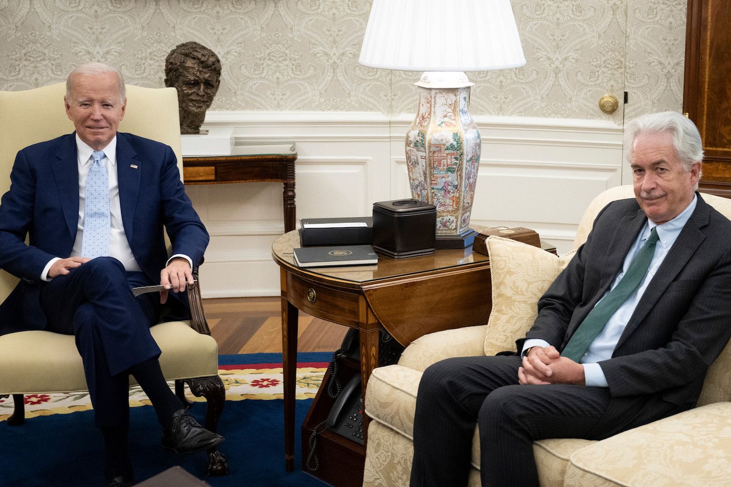 CIA-Chef Burns (r.) bei US-Präsident Joe Biden (l.)