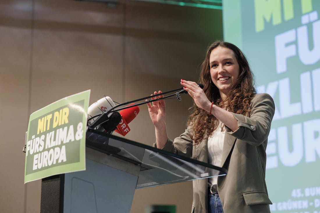 Die Grüne stehen ganz hinter der Aufrüstung Europas. Ob die Grünen-Spitzenkandidatin für die EU-Wahl, Lena Schilling, schon ahnt, dass das nicht so gut mit den Klimaschutz-Plänen zusammenpasst?