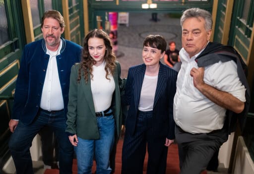 Thomas Waitz, Lena Schilling, Klubobfrau Sigrid Maurer und Bundessprecher Werner Kogler bei einer Grünen Wahlparty in Wien