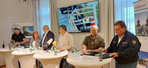 Wolfgang Germ (Einsatzstab), Amtsärztin Nadja Ladurner, Erwin Smole (Stadtwerke Klagenfurt), Bürgermeister Christian Scheider, Oberstleutnant Thomas Enenkel und Wilfried Kammerer (Leitung Ordnungsamt), im Rahmen eines Pressegesprächs zum aktuellen Stand der Trinkwasserverunreinigung mit Enterokokken.