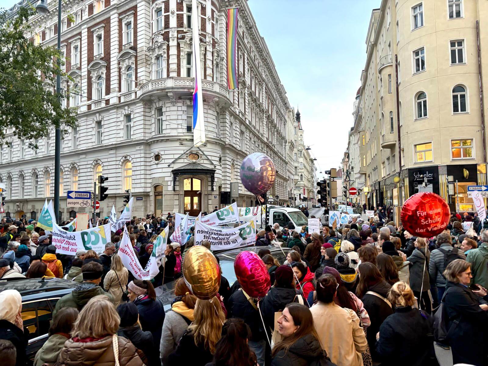 Überforderte Lehrer demonstrieren vor der Wiener Bildungsdirektion in der Wipplingerstraße.
