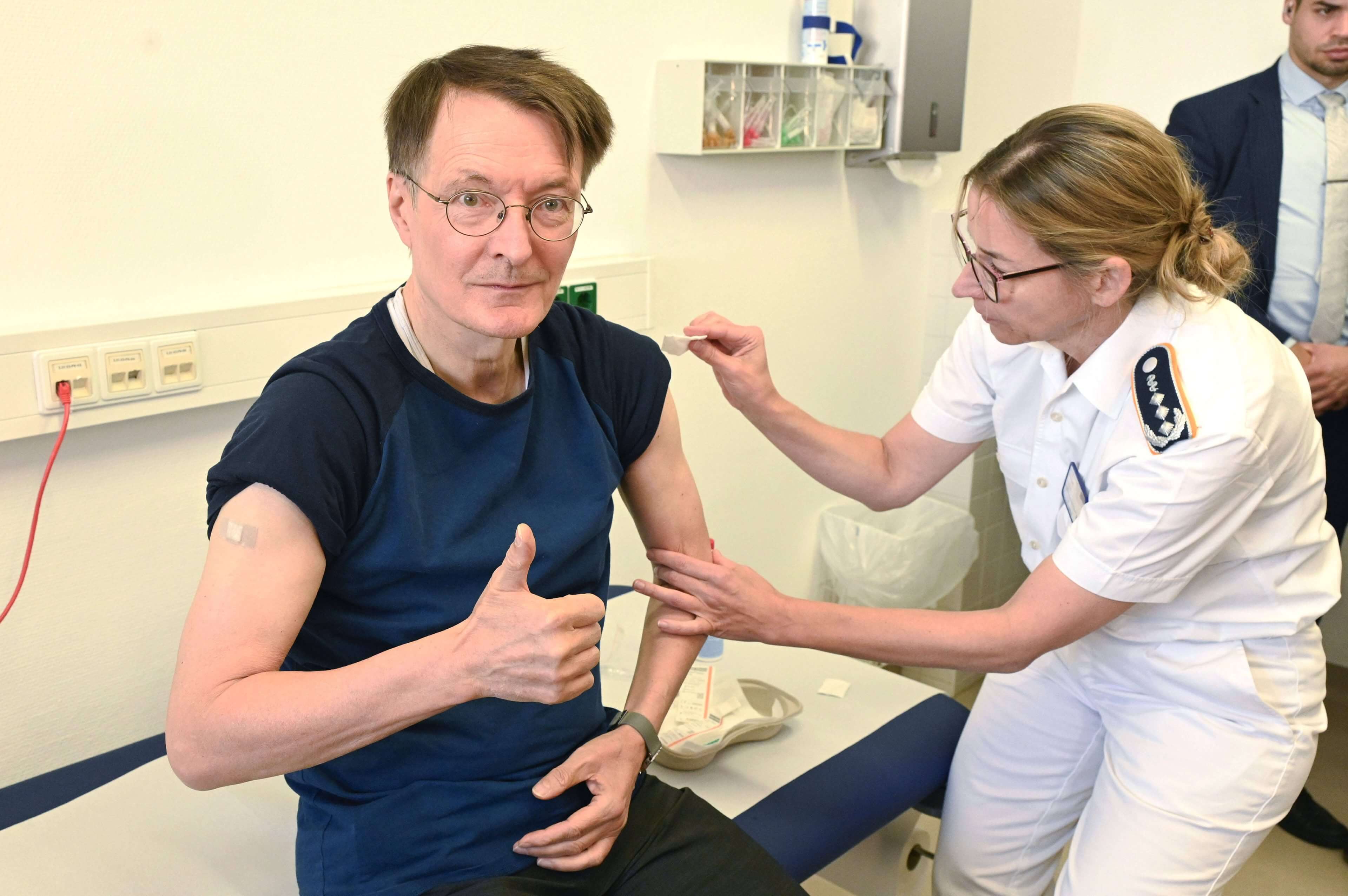 16.10.2024, der deutsche Gesundheitsminister Karl Lauterbach lässt sich demonstrativ impfen. Auch heute noch hält er unbeirrbar an der Sicherheit der Impfstoffe fest – obwohl Impfschäden längst öffentliches Thema sind.