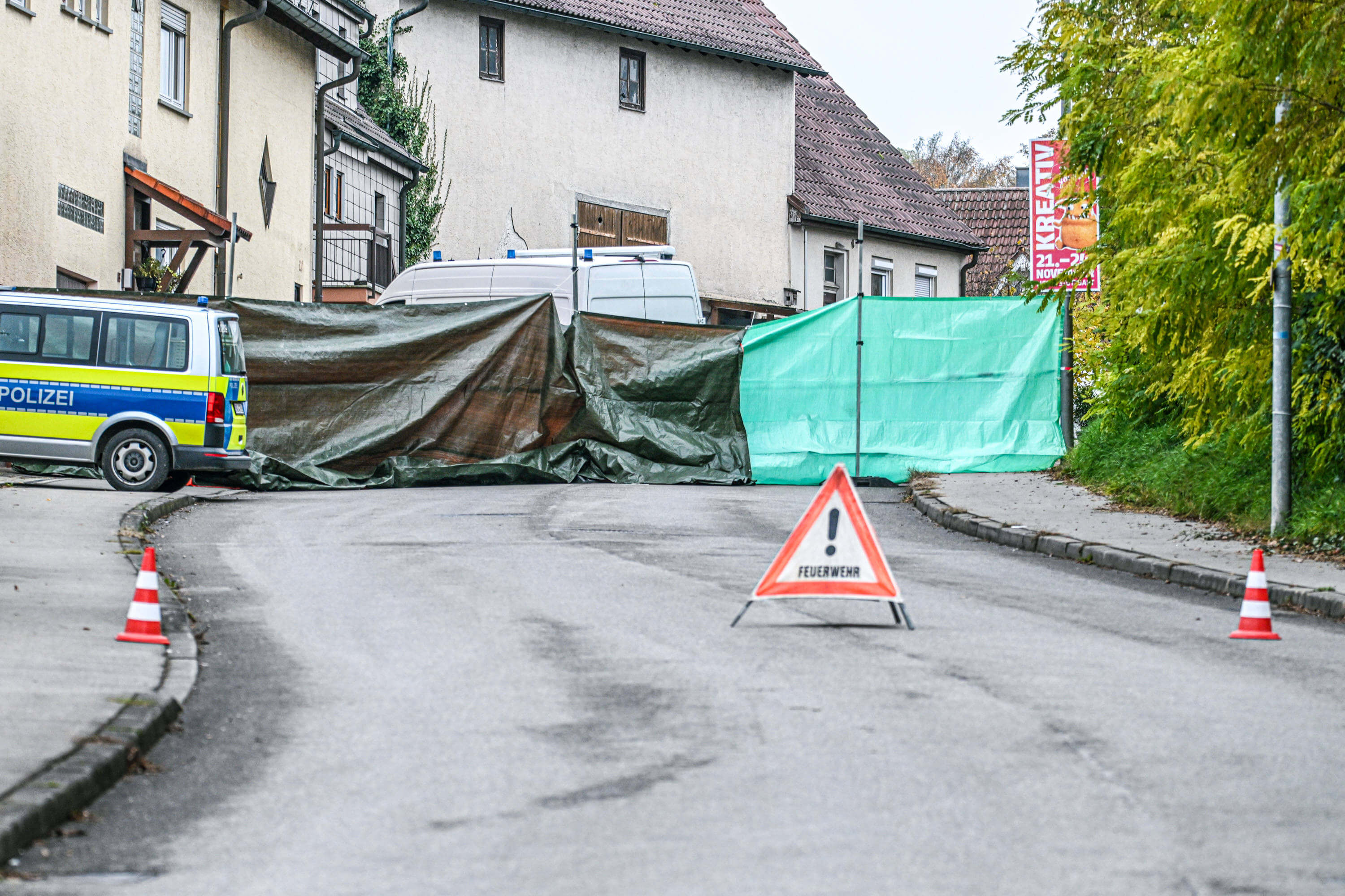 Eine Plane verdeckt den Tatort in Hochdorf.