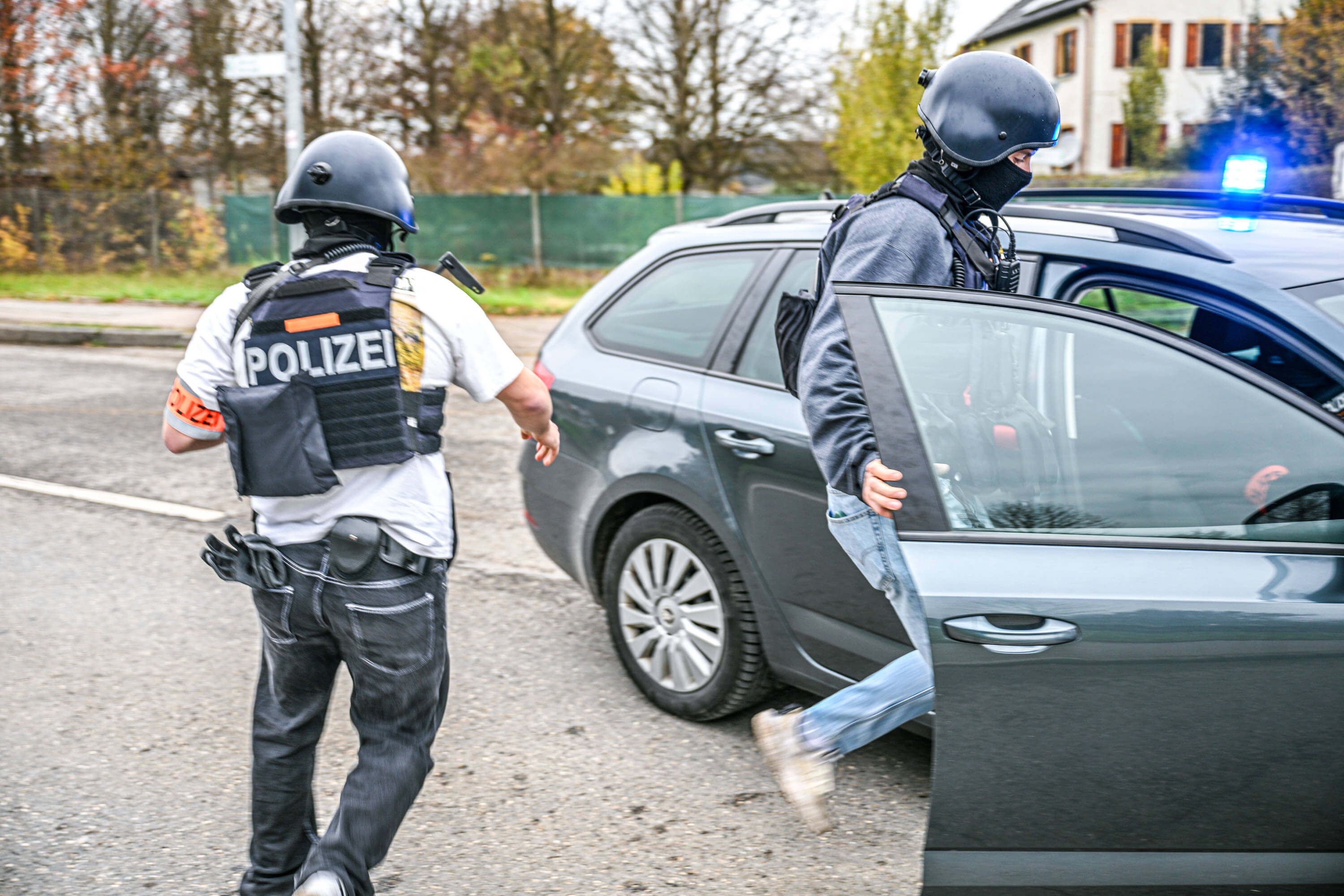Die Polizei in Aufregung und Eile – inzwischen auch in 5.000-Seelen-Dörfern.