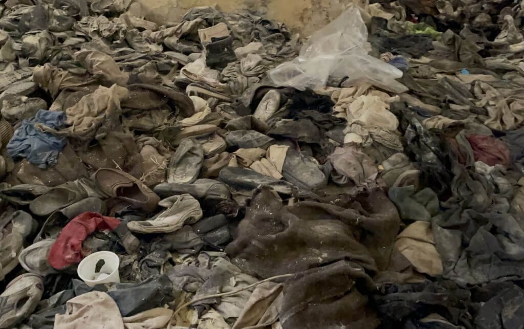 Schuhe und Kleidung von Insassen sind in einem Raum im Saidnaya Militärgefängnis aufgestapelt