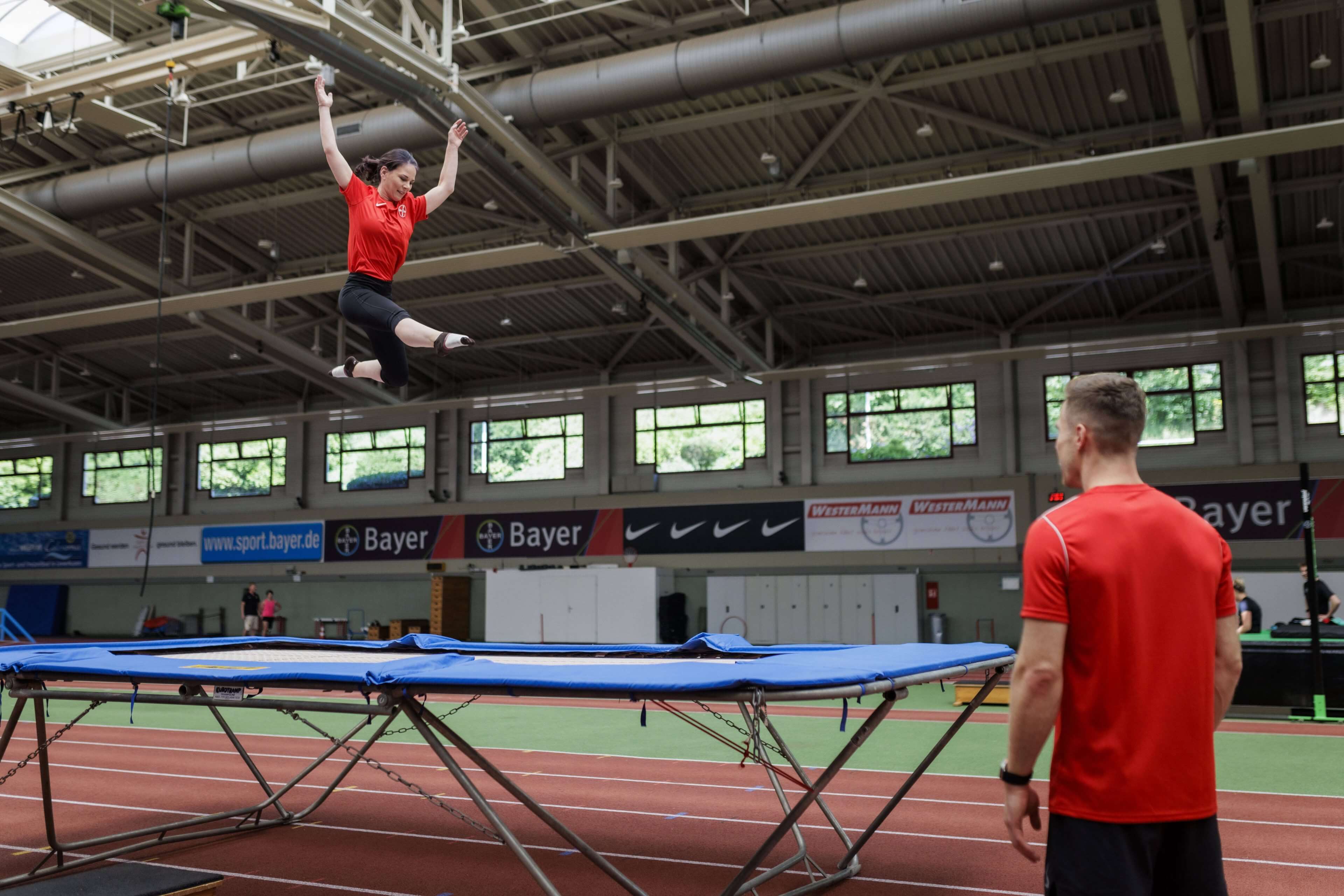Annalena Baerbock (Grüne) beim Trampolinspringen