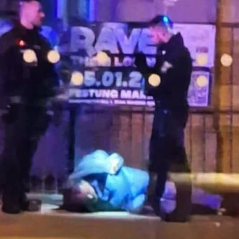 Der Täter am Boden mit Handschellen, um ihn herum Polizeibeamte.