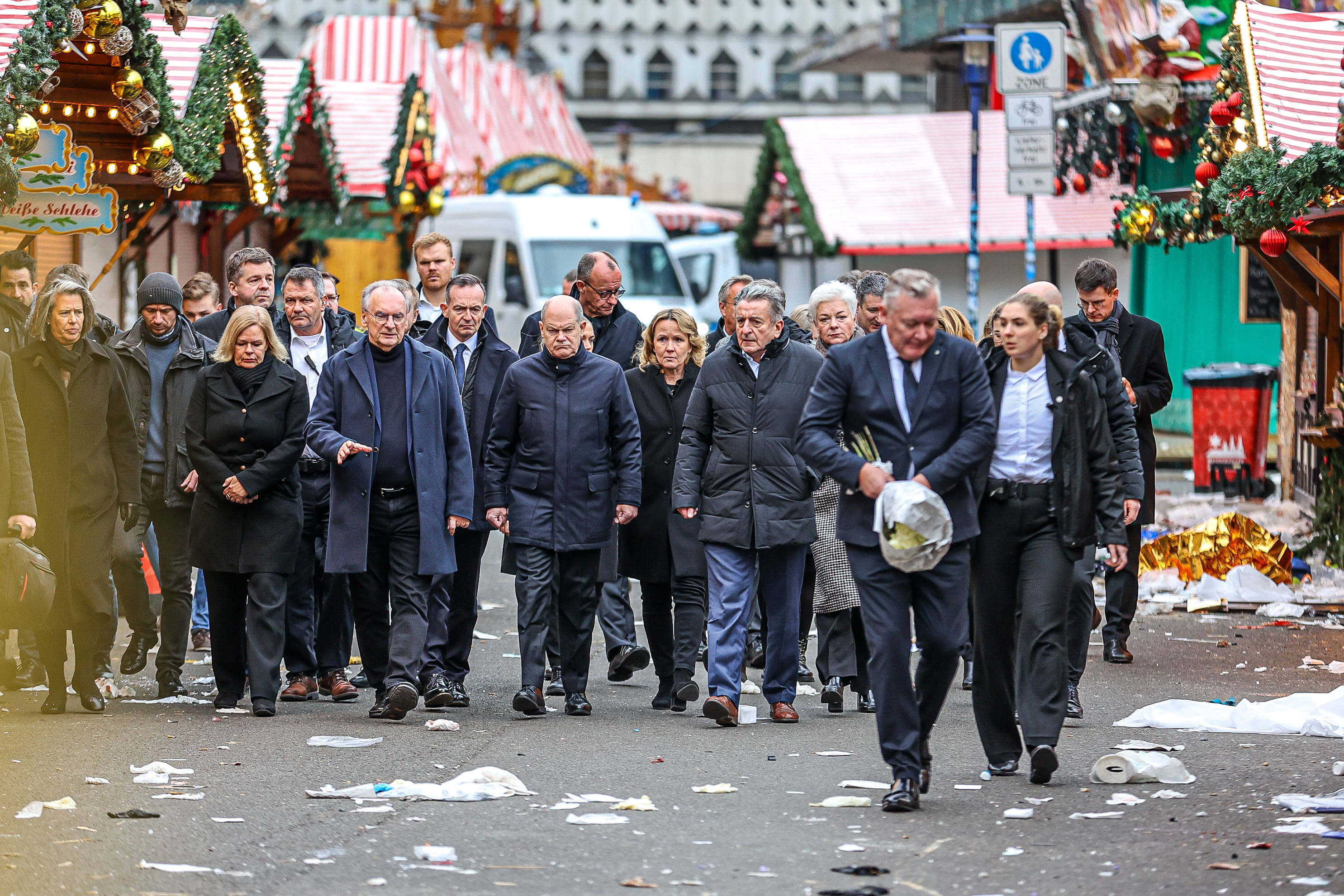Bundeskanzler Olaf Scholz besuchte am Samstag den Ort des Schreckens – dicht bewacht von zahlreichen Bodyguards. Bei Ankunft wurde er von Sprechchören mit den Worten „Hau ab, Hau ab, Hau ab“ begrüßt.