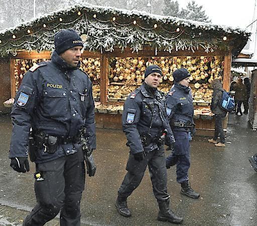 Polizisten sorgen auf dem Wiener Christkindlmarkt für Sicherheit.