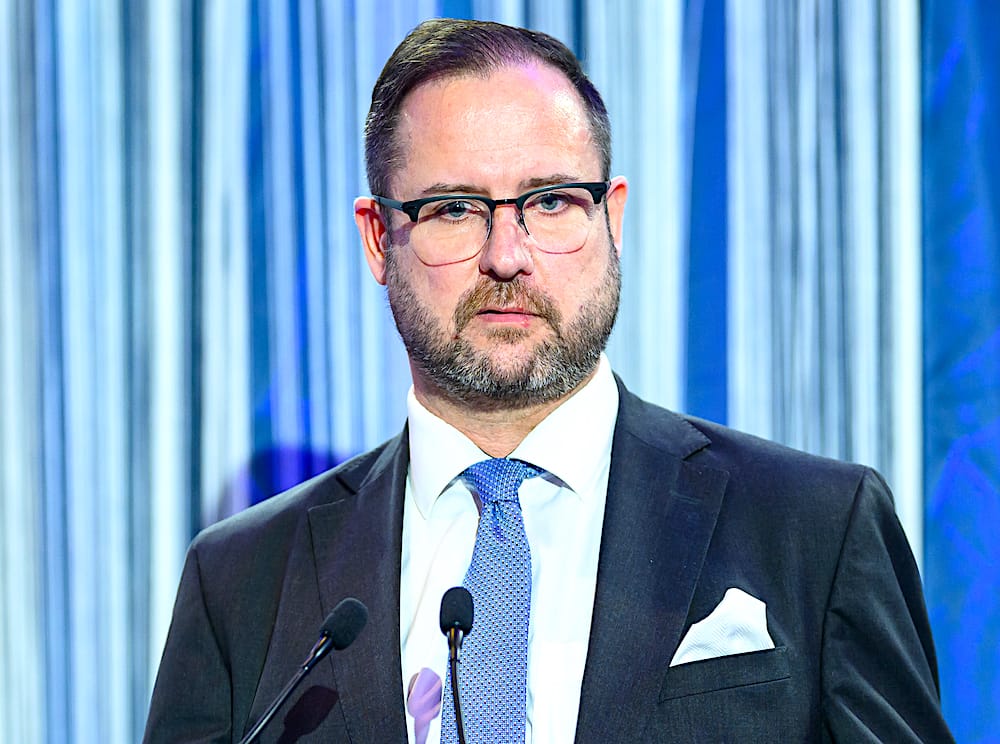 FPÖ-Generalsekretär Christian Hafenecker bezeichnet das neue Pfandsystem für Plastikflaschen und Dosen als Schikane.