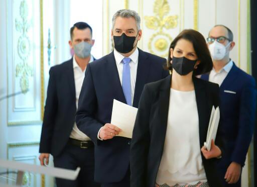 Jänner 2022: Bundeskanzler Karl Nehammer (ÖVP), Gesundheitsminister Wolfgang Mückstein (Grünel/l.) und Verfassungsministerin Karoline Edtstadler (ÖVP) auf dem Weg zur Präsentation des Gesetzesentwurfs zur Impfpflicht.