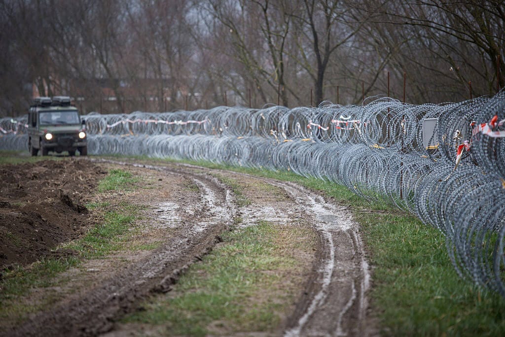 Grenzzaun, der Slowenien von Kroatien trennt. Der Zaun wurde im Dezember 2015 errichtet, um Migranten und Asylsuchende ohne Papiere an der illegalen Einreise in das Land zu hindern.