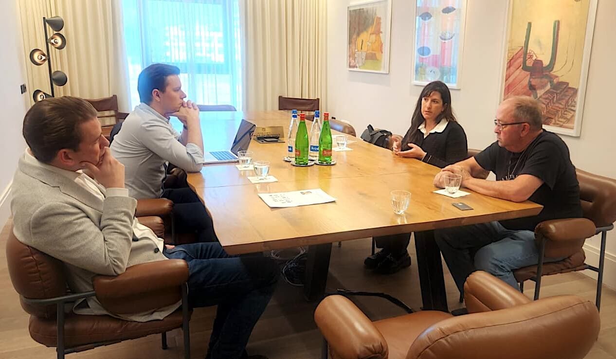 Sebastian Kurz (l.) traf bei seinem Israel-Besuch auch die Familie von der österreichisch-israelischen Hamas-Geisel Tal Shoham.