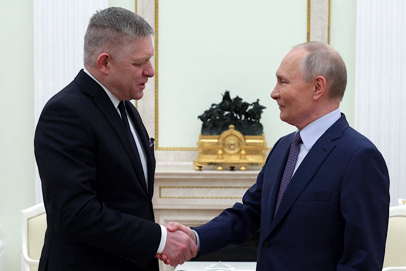 Gilt als russlandfreundlich: der slowakische Ministerpräsident Fico (l.) bei Putin (r.).