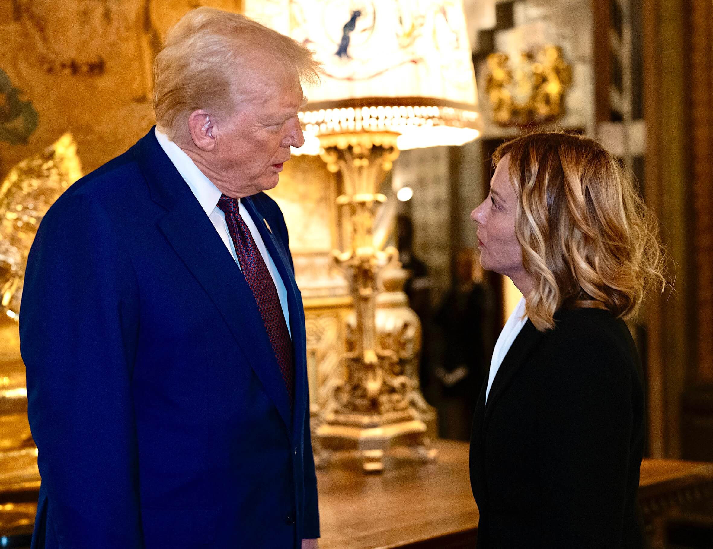 Trump (l.) hält hohe Stücke auf Meloni (r.).