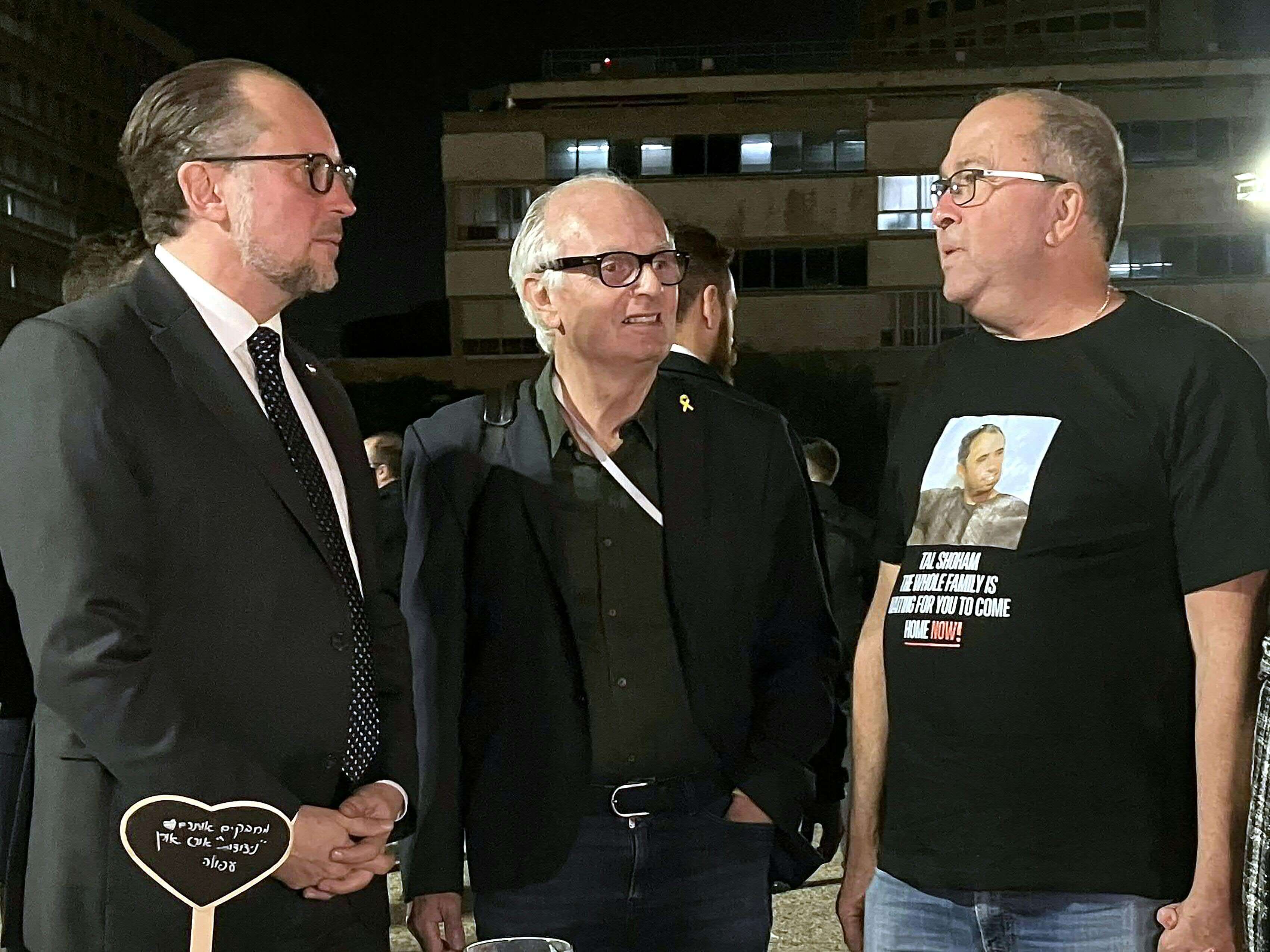 Außenminister Alexander Schallenberg (ÖVP) und Gilad Korngold (r., Vater der Hamas-Geisel Tal Shoham) bei einer Dauerkundgebung für Hamas-Geiseln
