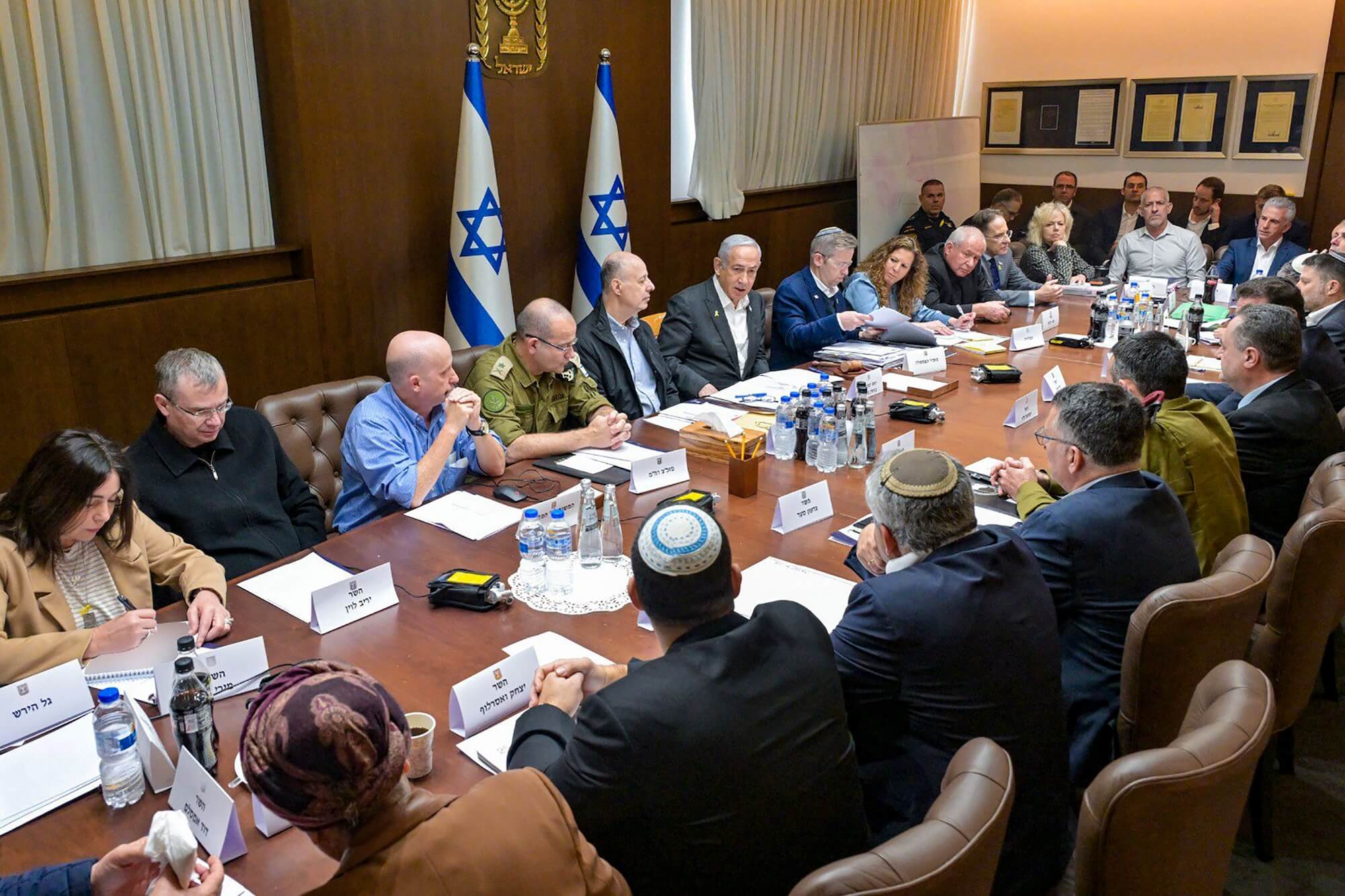 Ministerpräsident Benjamin Netanjahu (6.v.l.) vor einer Sitzung des Sicherheitskabinetts, in der über eine Waffenruhe im Gazastreifen und die Freilassung von Geiseln abgestimmt wird