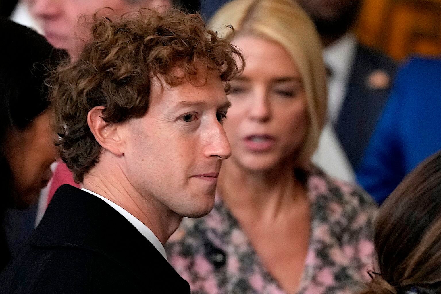 Facebook-Chef Mark Zuckerberg (Bild) kündigt ebenfalls große Schritte bei KI an.