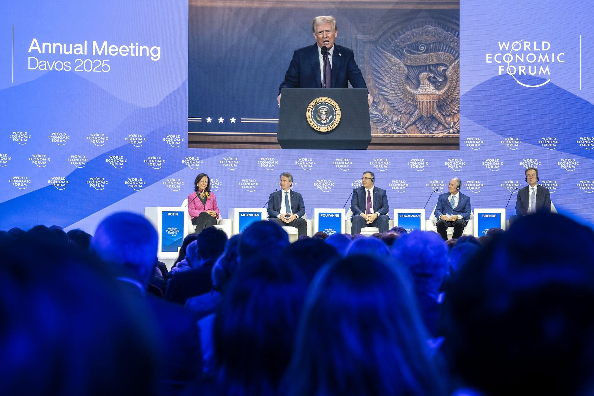 (V.l.n.r.) Ana Botin, Vorstandsvorsitzende der Santander Bank, Brian Thomas Moynihan, CEO der Bank of America, Patrick Pouyanne, CEO des französischen Energiekonzerns TotalEnergies, Stephen A. Schwarzman, CEO von Blackstone, und Borge Brende, Präsident und CEO des Weltwirtschaftsforums, hören der Ansprache von US-Präsident Donald Trump zu.