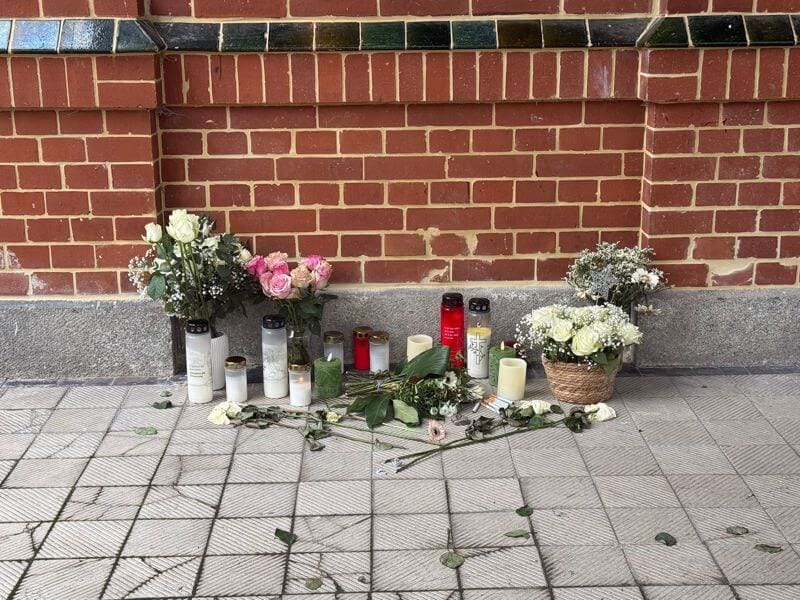 Kerzen und Blumen am Tatort, daneben Zigaretten im Andenken an Rosenschon, der gerne geraucht hat.