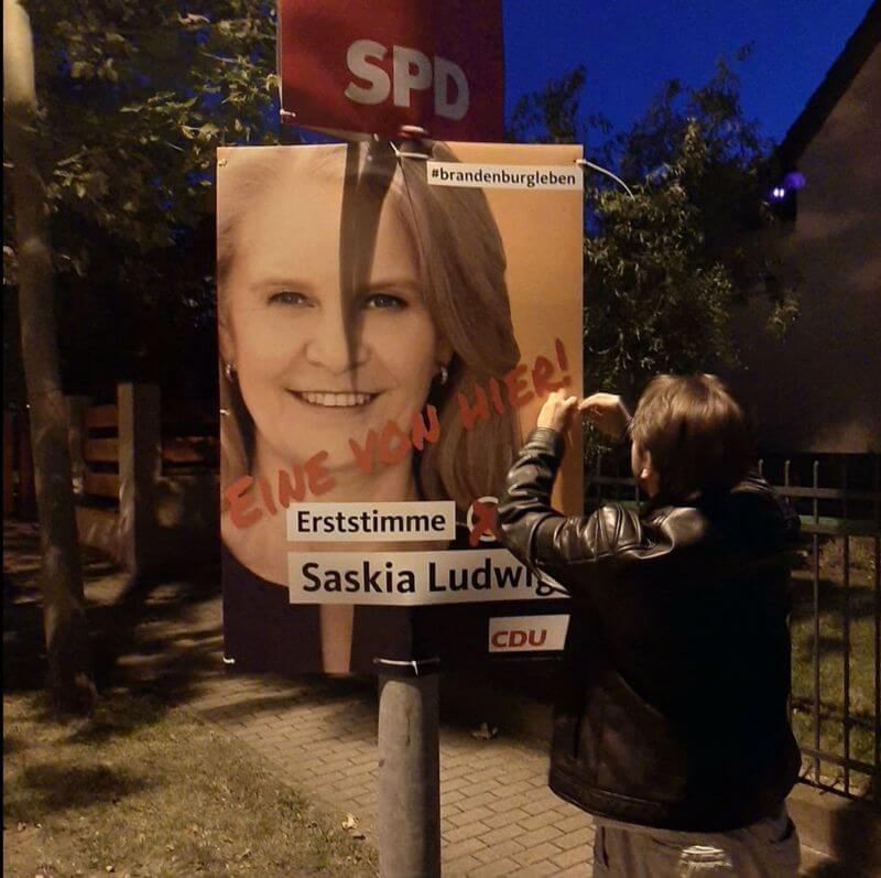 2021 brachte Rosenschon Plakate für die CDU-Politikerin Saskia Ludwig an