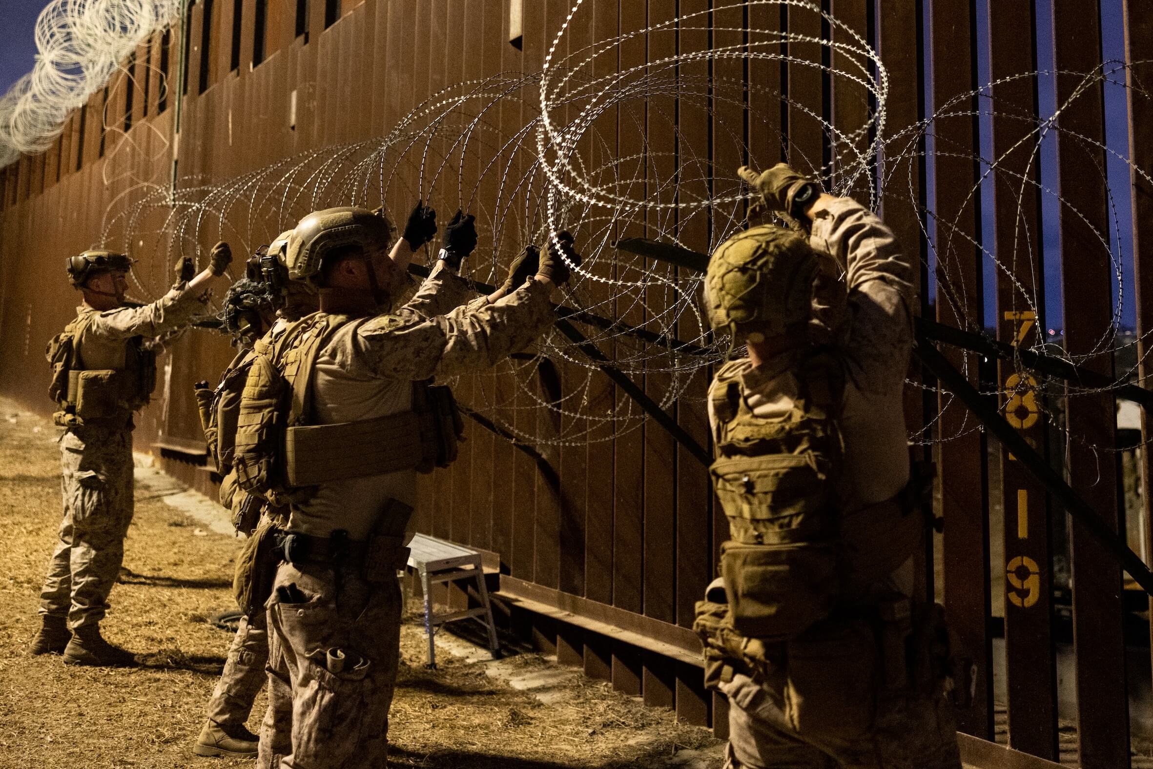Sofortmaßnahmen seit Trumps Amtsantritt: US-Marines errichten Stacheldraht an der Südgrenze zu Mexiko bei San Ysidro, Kalifornien.