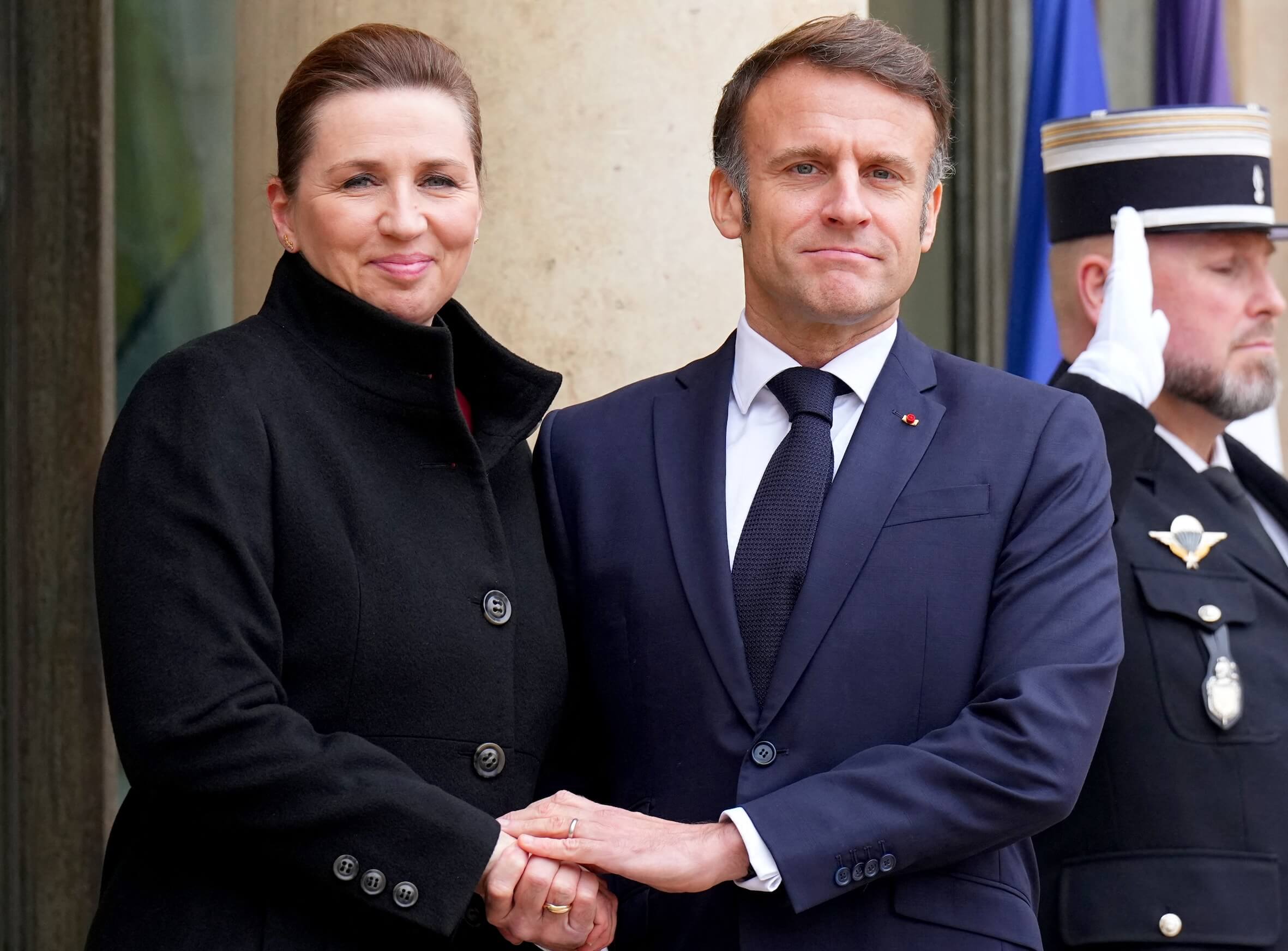 Auf der Suche nach Rückendeckung in Europa: Mette Frederiksen (l.) bei Frankreichs Präsident Emmanuel Macron (r.).