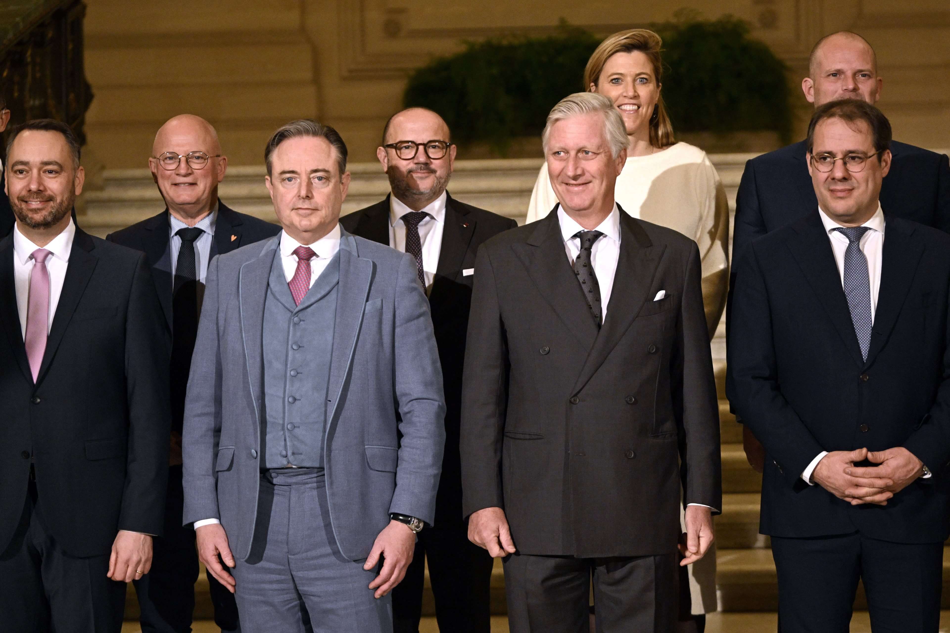 Belgien wird nun von vier Parteien regiert. Premierminister Bart De Wever (l.) von der flämischen Rechtspartei und König Philippe (r.).