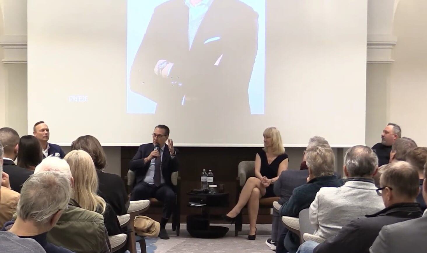 Die Veranstaltung „Friedensinitiativen für Europa und den Nahen Osten“ mit Ex-FPÖ-Abgeordneten Christian Höbart, Ex-Vizekanzler HC Strache, AfD-Abgeordneten Christina Baum und Geopolitik-Analyst Dominik Zöhrer. (v. l. n. r.)