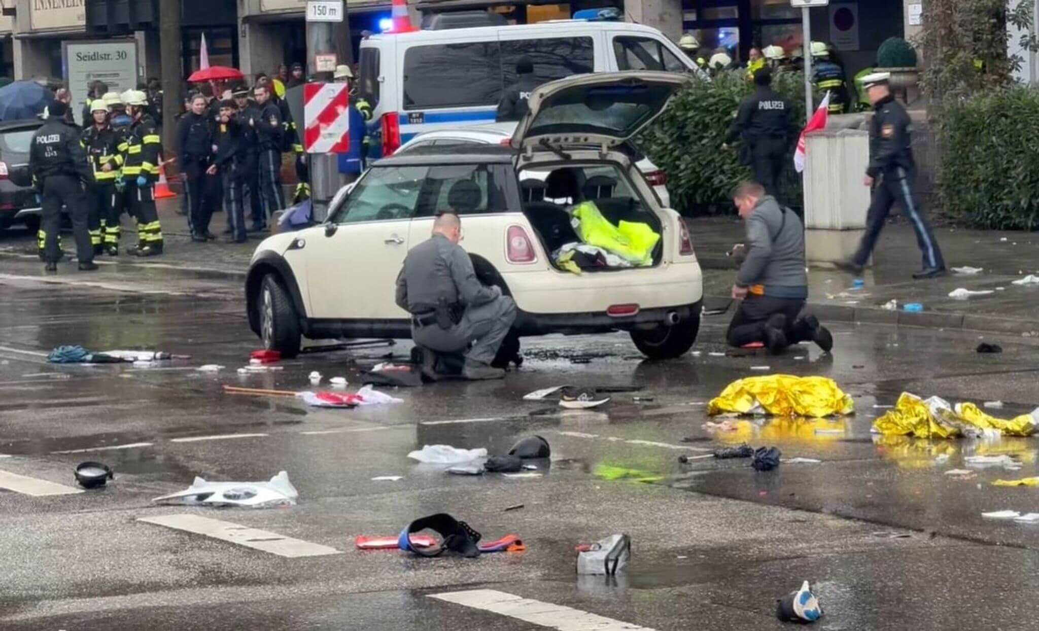 Hier sieht man einen beigen Mini-Cooper am Tatort in München