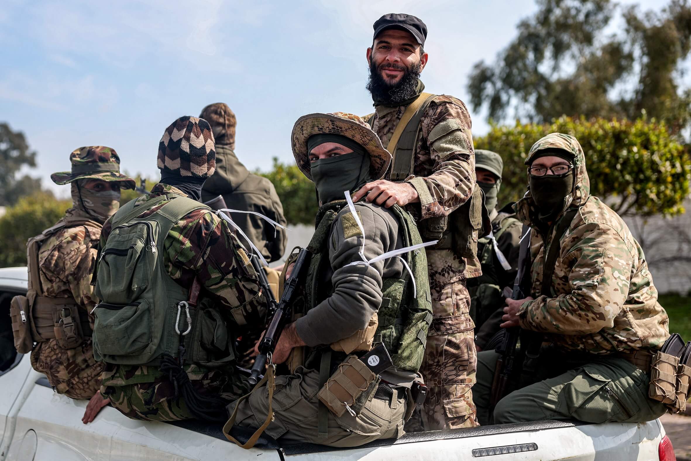 Sicherheitskräfte der syrischen Übergangsregierung fahren auf einer Straße in der syrischen Stadt Latakia im Westen des Landes.