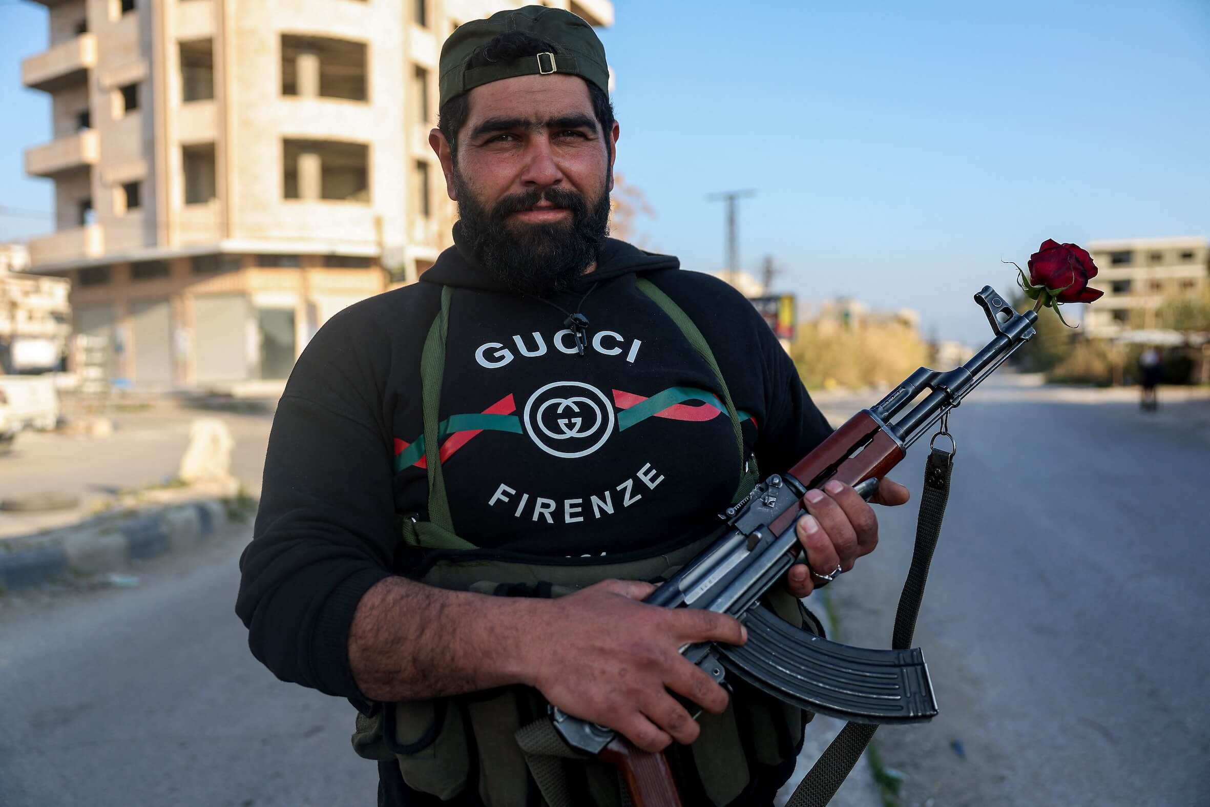 Ein Mitglied der Sicherheitskräfte der syrischen Übergangsregierung posiert mit einem AK-47-Gewehr. Dieser Ort in der Stadt Hmeimim in der Küstenprovinz Latakia war zuvor von Anhängern des gestürzten Präsidenten Baschar al-Assad gehalten worden.