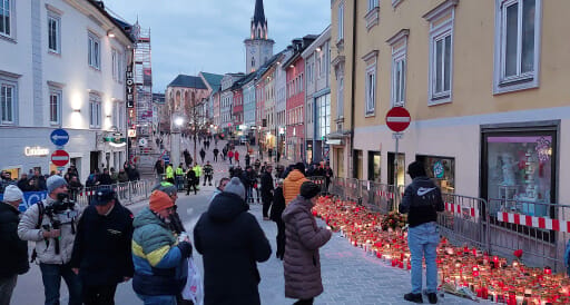 Personen sammeln sich am Tatort des Messerattentats anlässlich eines Gedenkmarsches durch die Innenstadt am Dienstag, 18. Februar 2025 in Villach.