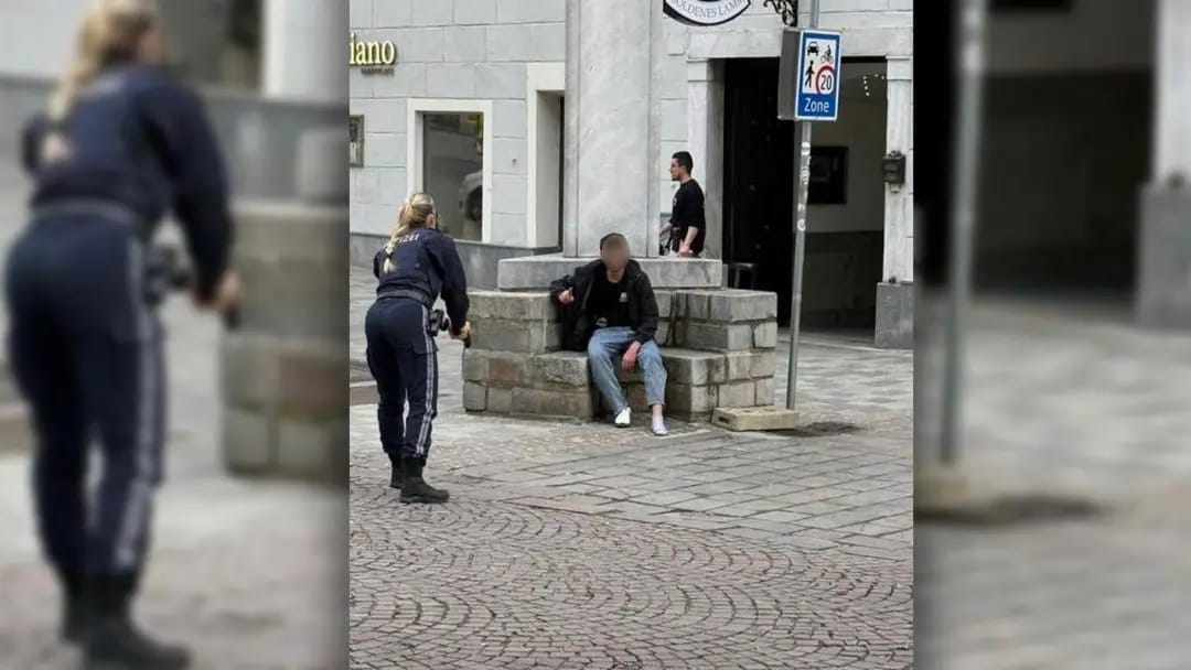 Der mutmaßlich Attentäter von Villach: Der 23-jähriger Syrer sitzt nach der brutalen Messerattacke auf einer Steinbank grinst.