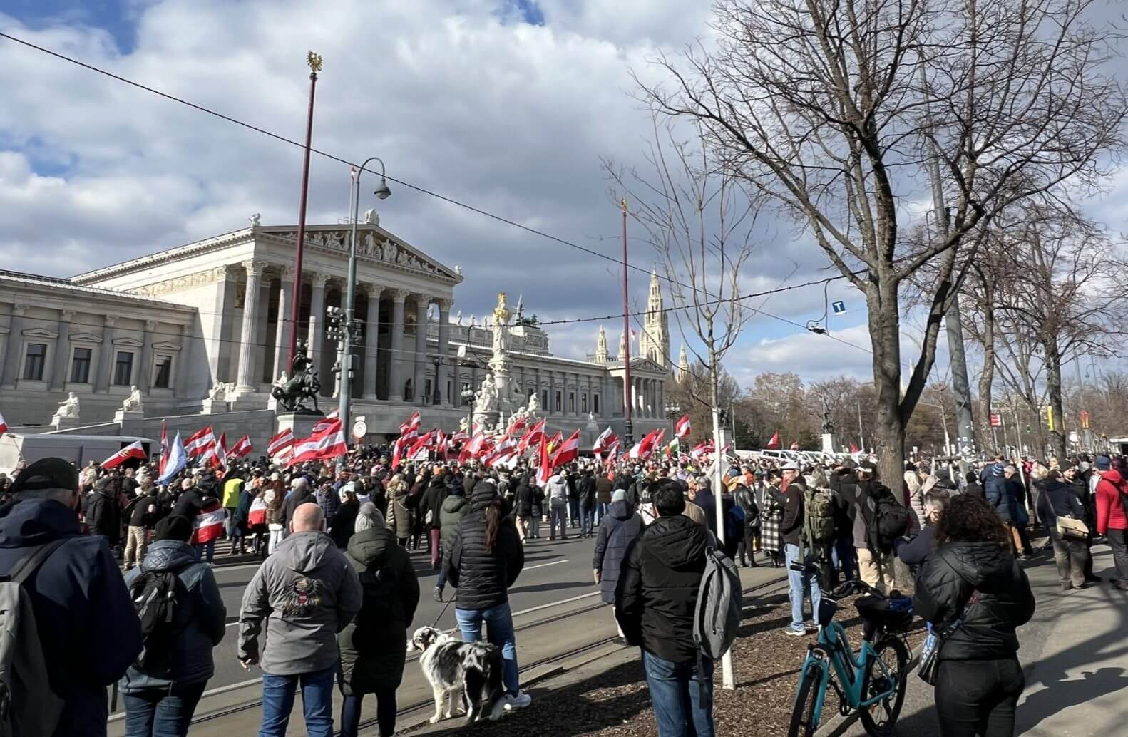 Blick vors Parlament kurz vor 14 Uhr.