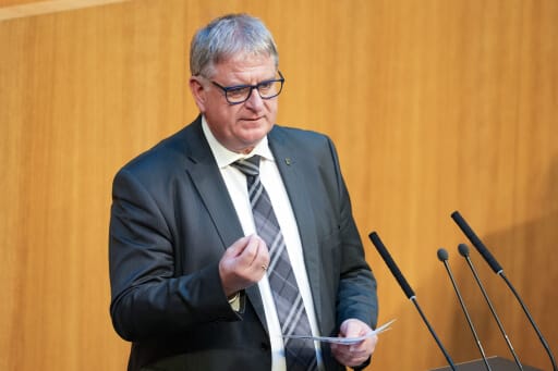 Maximilian Linder (FPÖ) kritisiert die Verlängerung von Familienbeihilfe und Kinderbetreuungsgeld für Ukrainer.